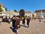 Sonntag Prozession zum Walhter Platz 30